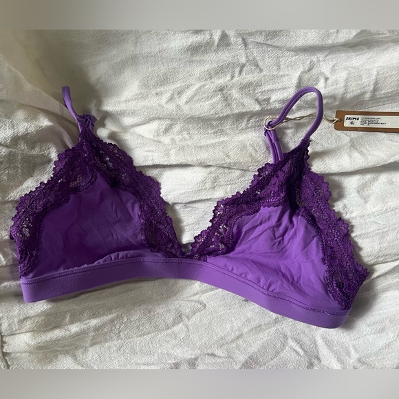 Skims bralette Valentine’s Day collection 
 *NEVER WORN* Tag included 
Size M - Picture 1 of 4